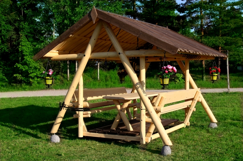 Альтанка - гойдалка для саду CRUZO з кованими елементами декору скандинавська сосна / карельска ялина ks0005